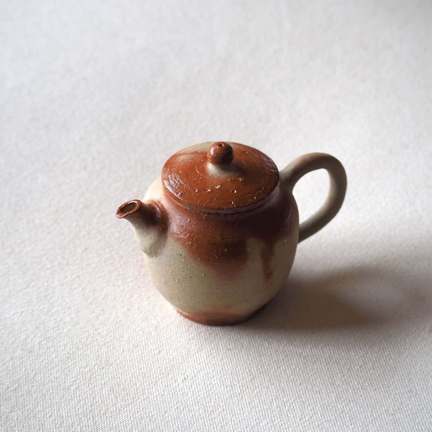 備前焼細川敬弘の火襷急須の写真