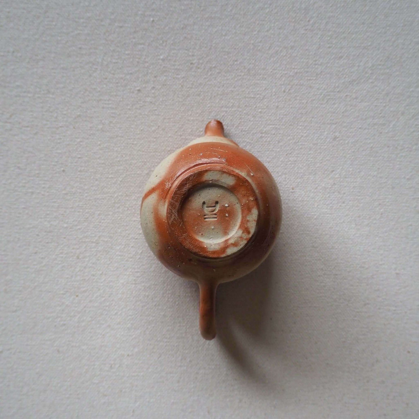 備前焼細川敬弘の火襷急須の外側底面の写真