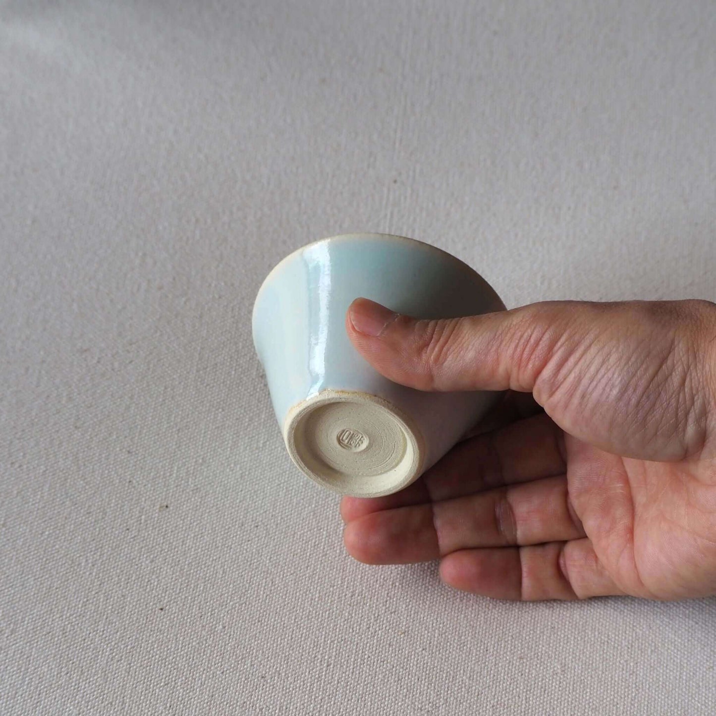 京焼青釉煎茶碗を手で持った写真