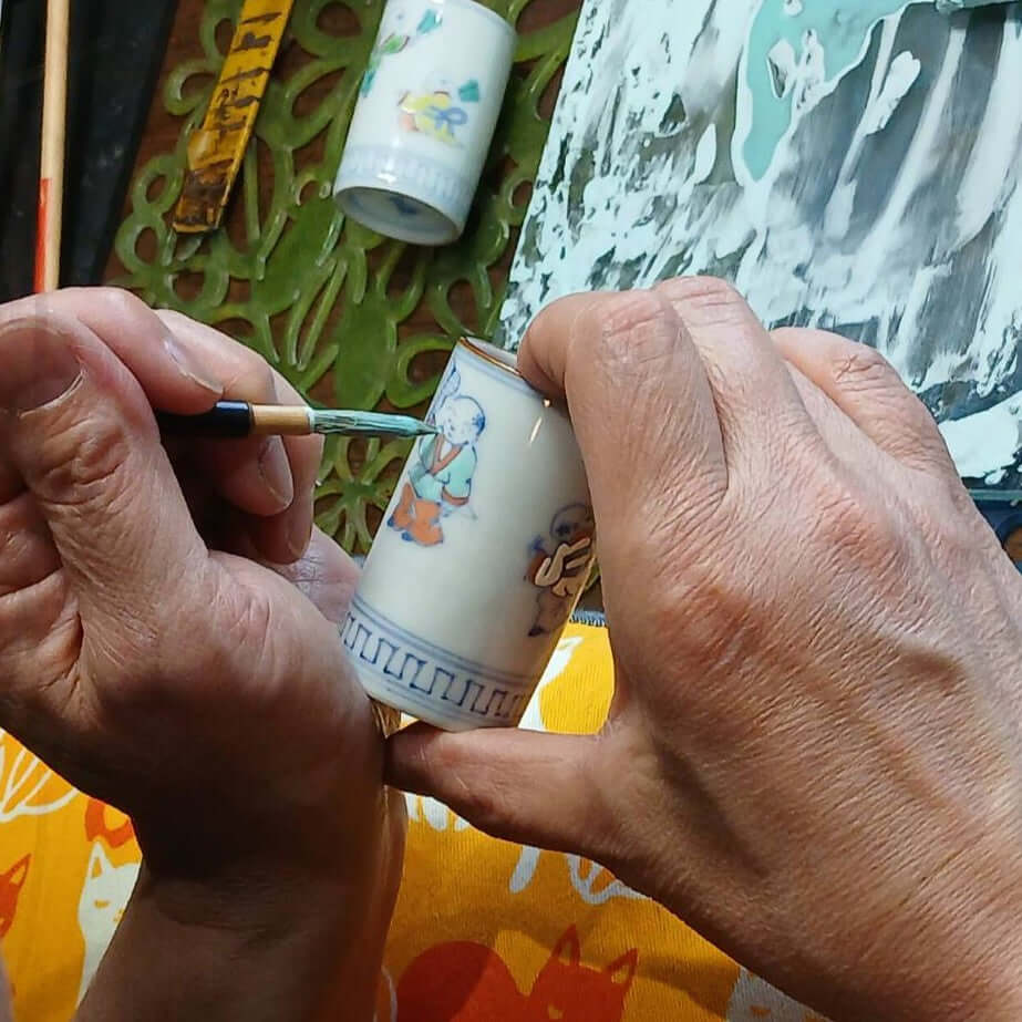 京焼昭阿弥の絵付けする様子