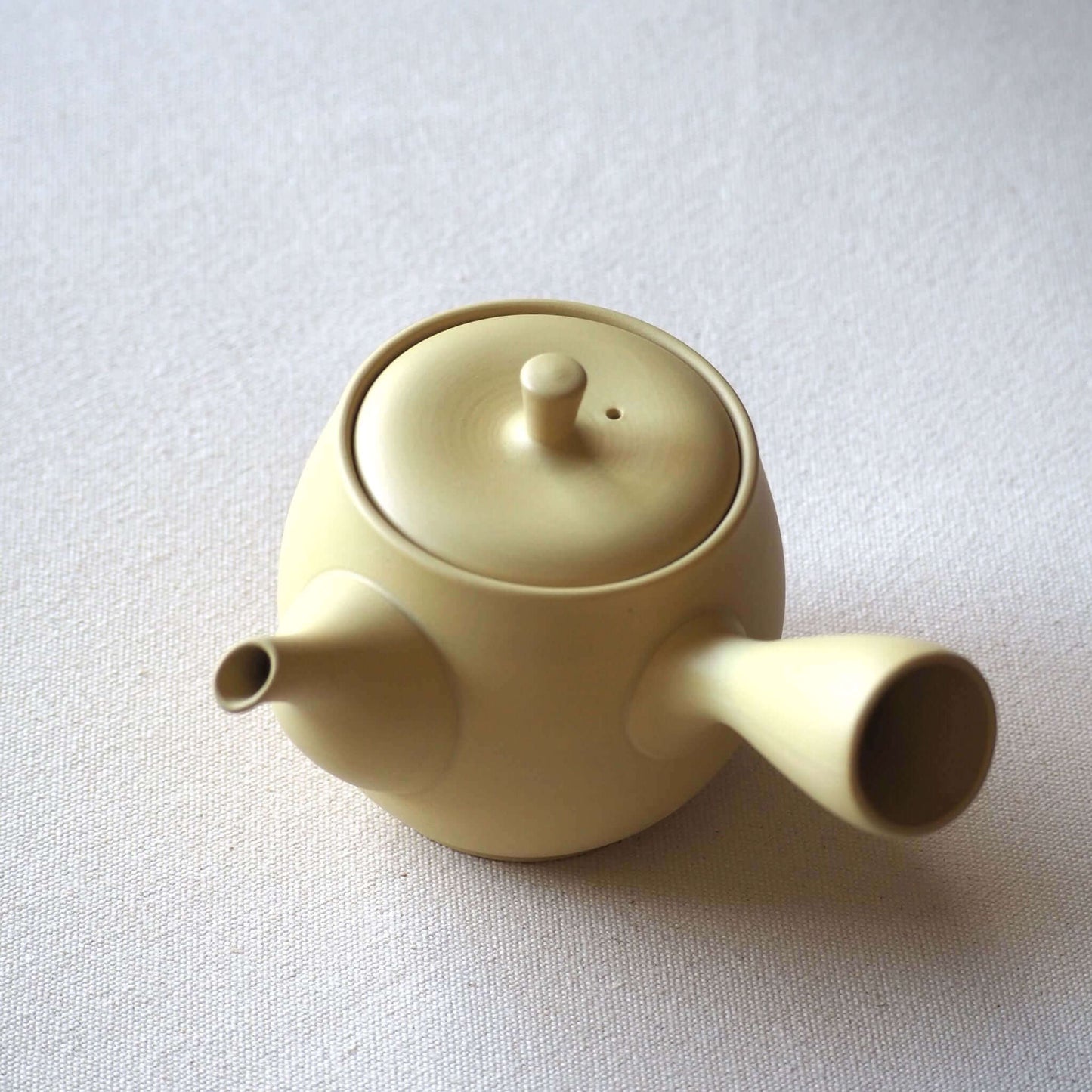 常滑焼のアイボリー色の急須の写真