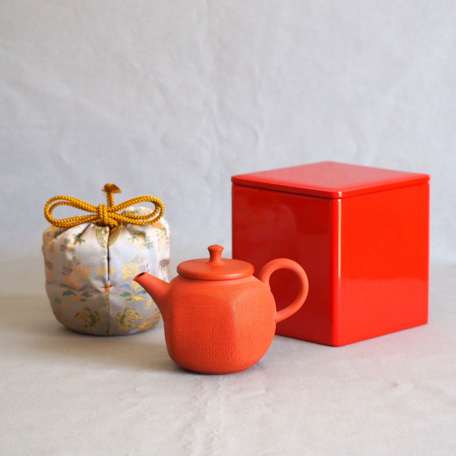 中国茶向け急須、仕覆、漆塗箱を組み合わせた急須セットのコレクションです。
