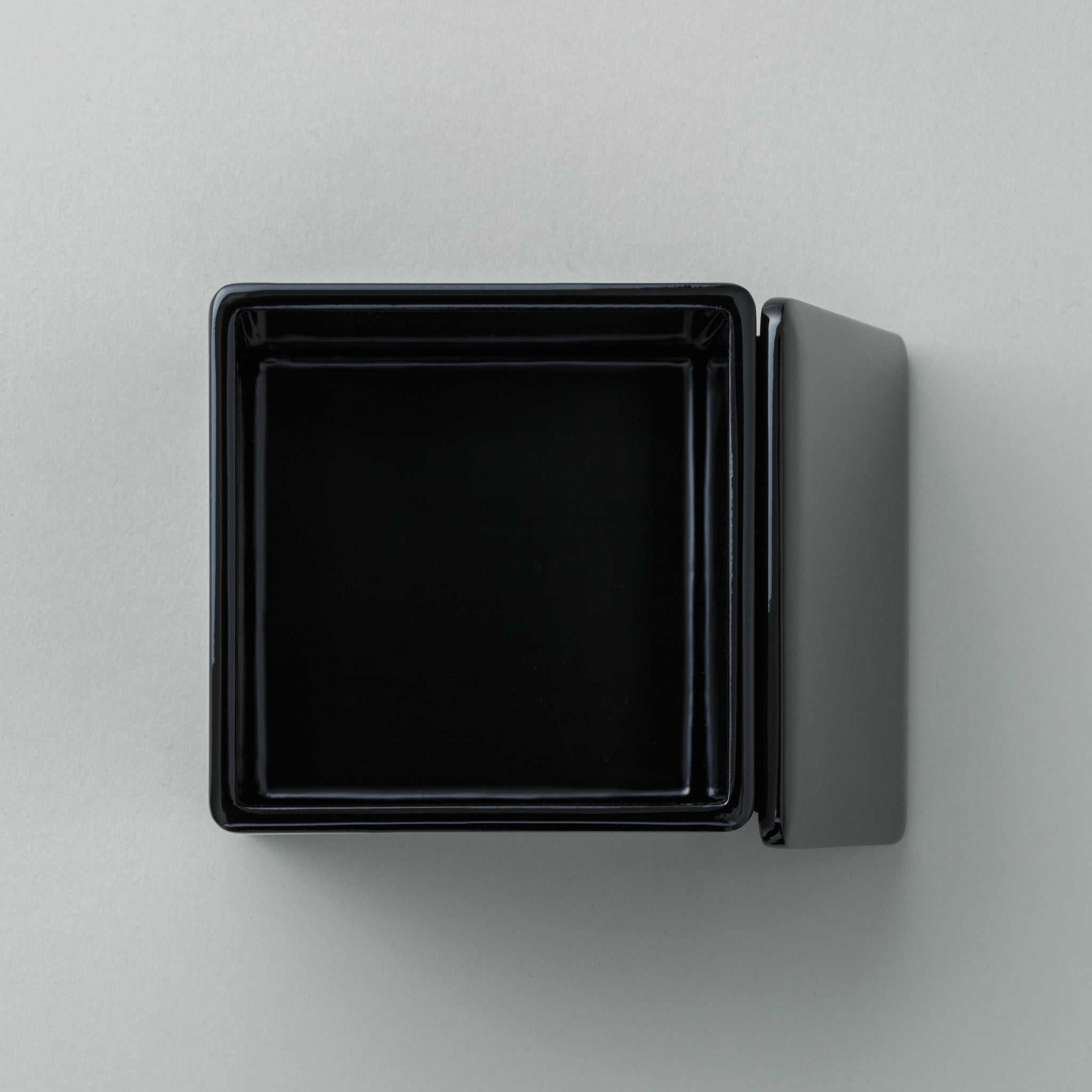 中国茶台湾茶向け急須の黒漆箱の画像です。蓋を開け、箱の上から撮影した画像です。箱内面の底が映っています。
