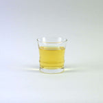 国産釜炒り茶佐護茶で淹れたお茶を、ガラスコップに注いだ画像です。お茶の色は黄金色です。