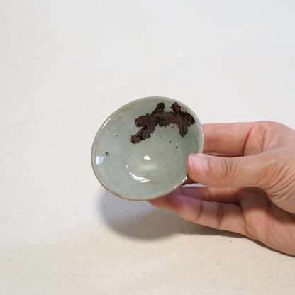 京焼 石雲窯作 灰釉茶杯 手持ちイメージ