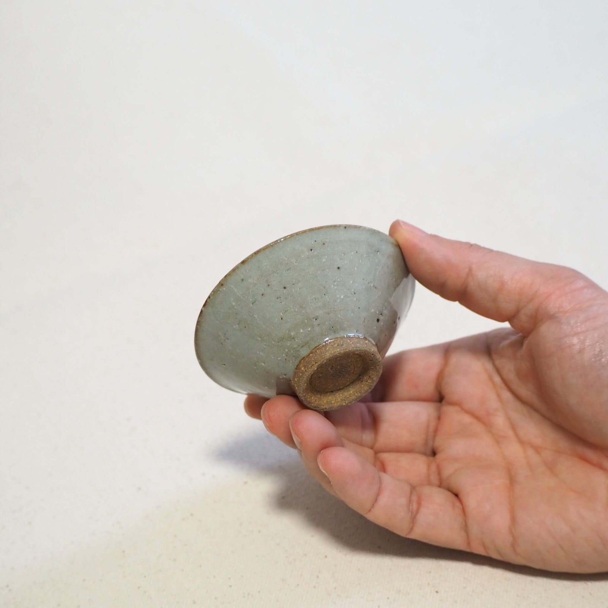 京焼 石雲窯作 灰釉茶杯 手持ちイメージ