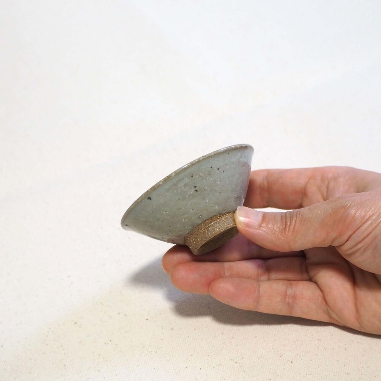 京焼 石雲窯作 灰釉茶杯 手持ちイメージ