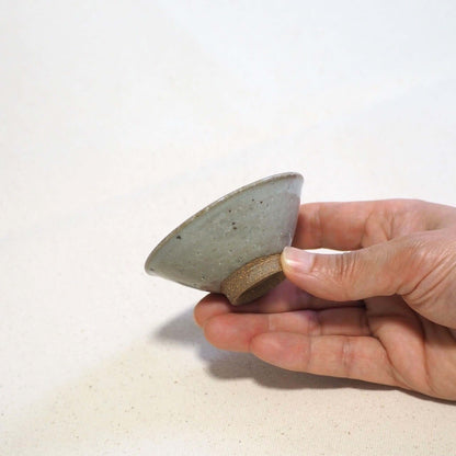 京焼 石雲窯作 灰釉茶杯 手持ちイメージ