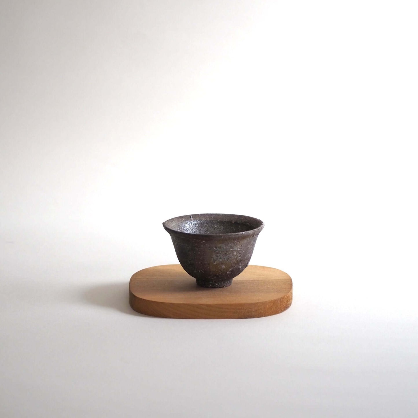備前焼灰窯変茶杯の正面・全景