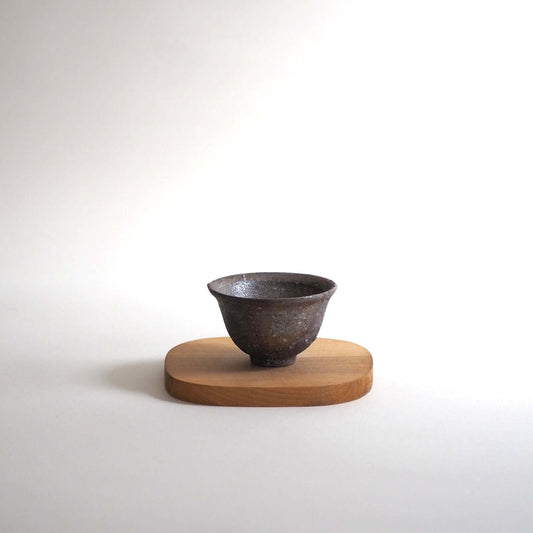 備前焼灰窯変茶杯の正面・全景