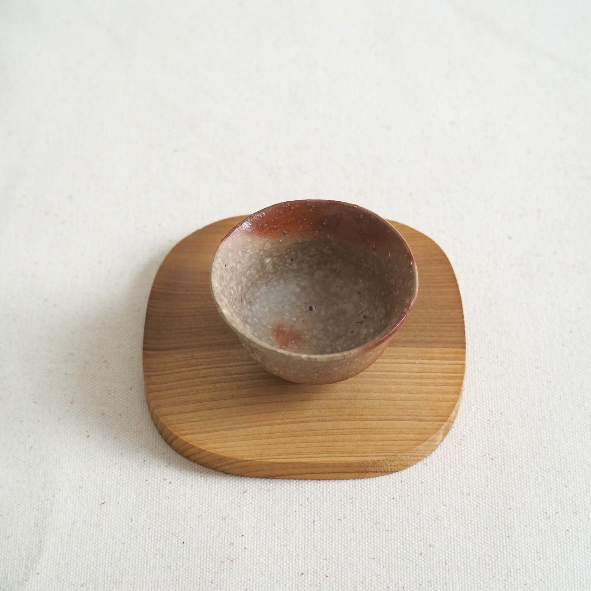 備前焼緋襷茶杯の斜め上から