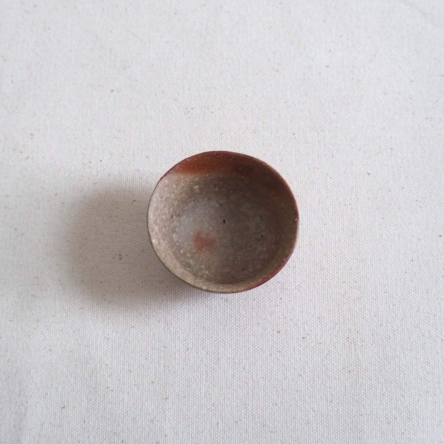 備前焼緋襷茶杯の真上から