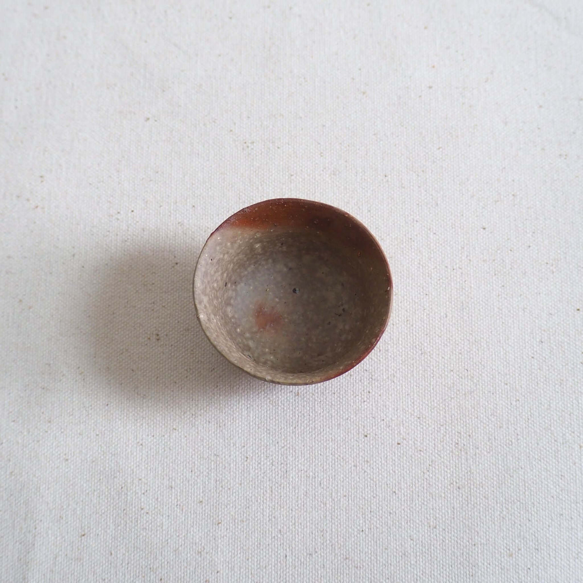 備前焼緋襷茶杯の真上から