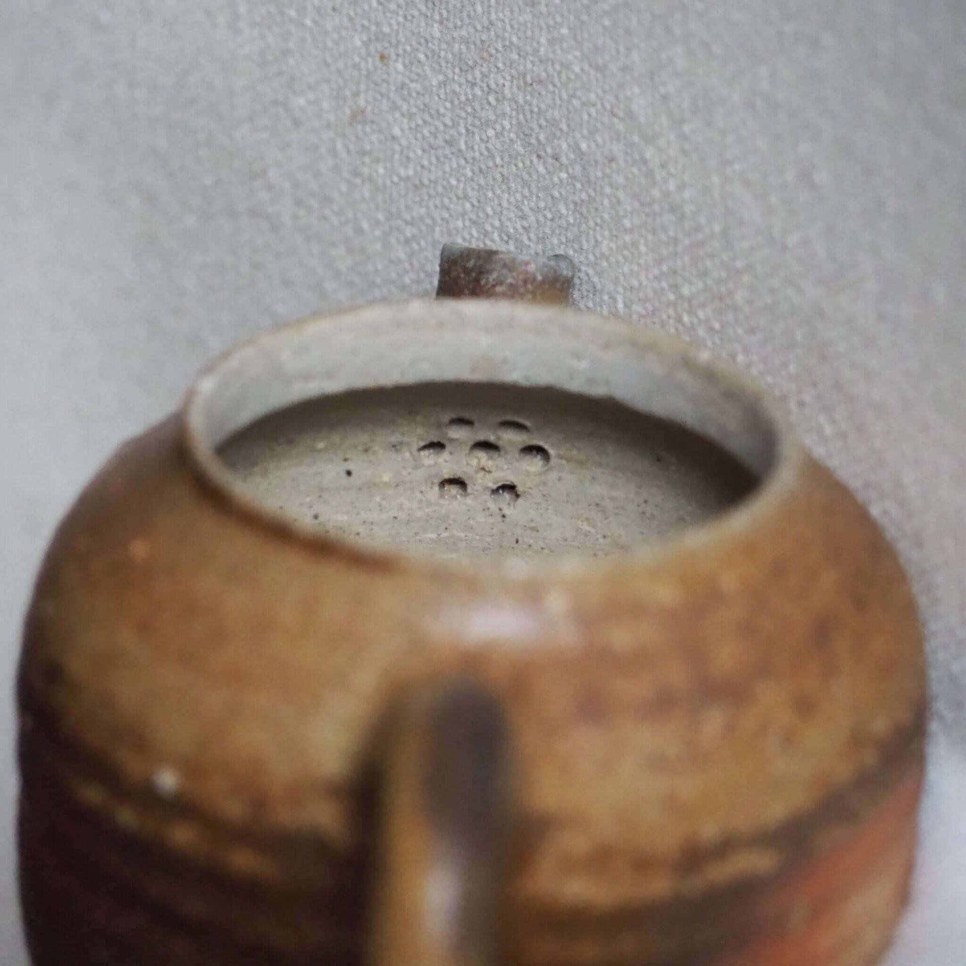 備前焼急須内側の茶漉しの写真