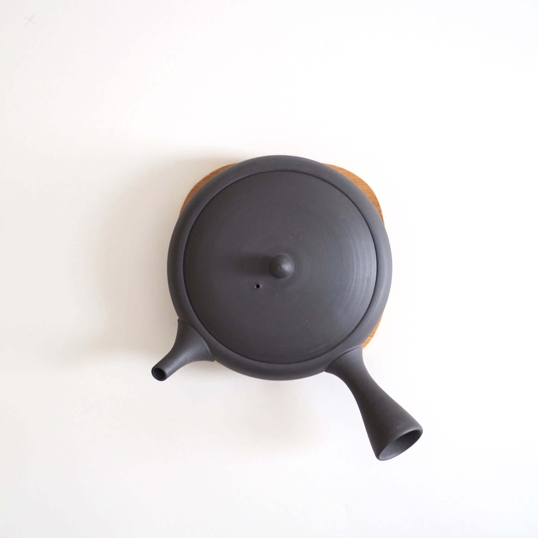 常滑焼 光影作　急須 黒泥 陶器 茶器 黒泥極平急須 玉光陶園｜常滑焼の伝統と機能美 – 東山堂煎茶器店