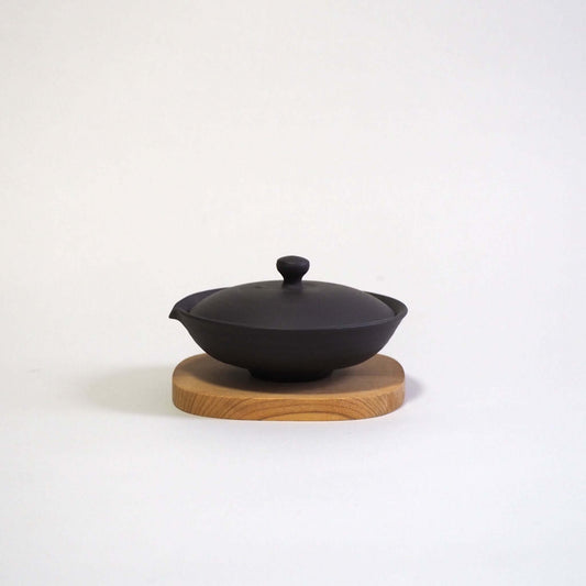 常滑焼玉光陶園の黒泥茶器を正面から見ている