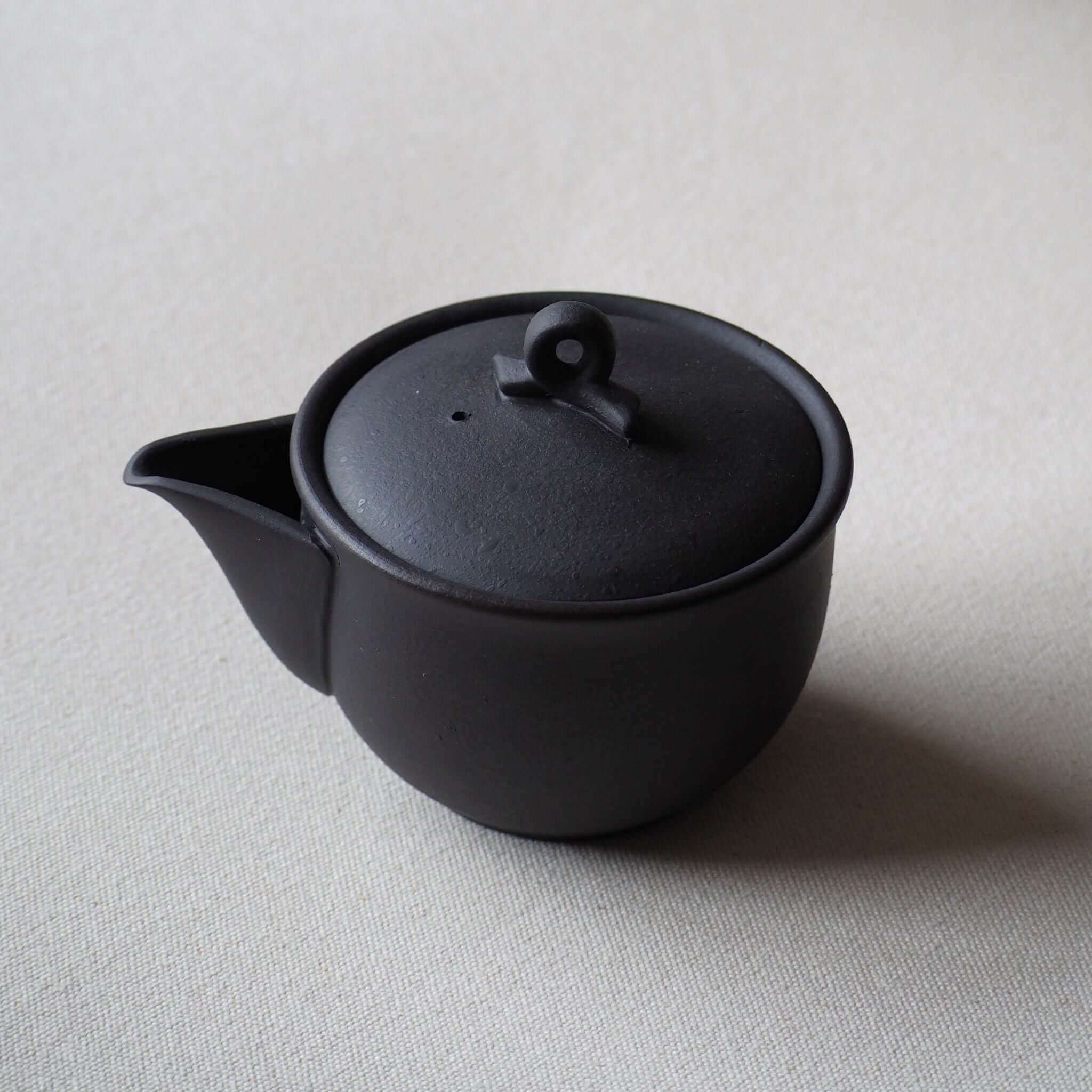 常滑焼の黒い茶器の写真