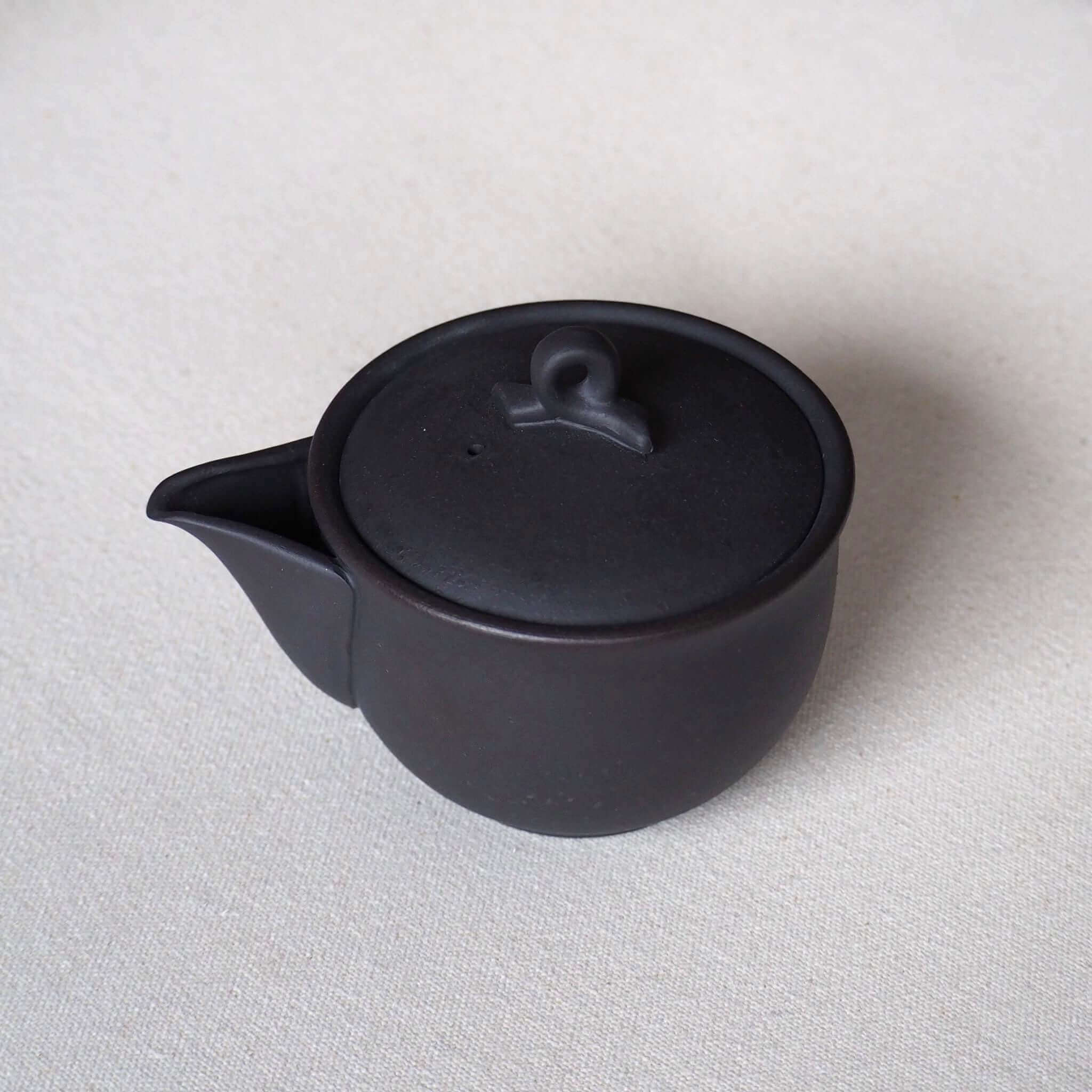常滑焼の黒い茶器の写真