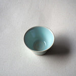 青釉煎茶碗の内側を斜め上から見た写真