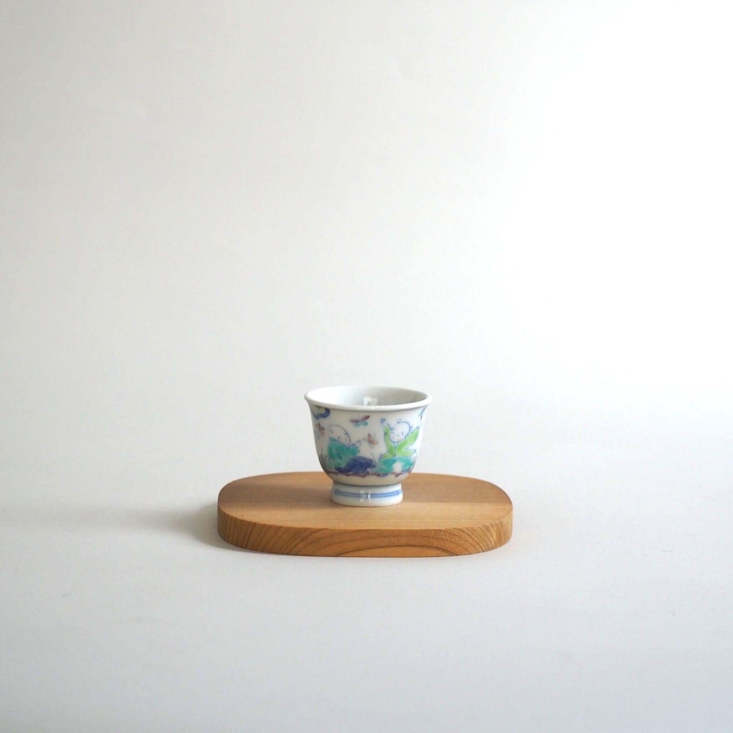 京焼 昭阿弥作 淡彩唐子煎茶杯 手描き唐子文様 伝統工芸 京都陶器　正面から見ている