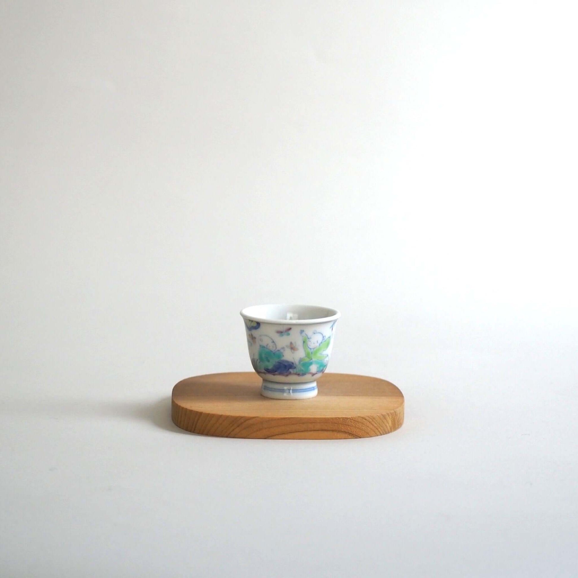 京焼 昭阿弥作 淡彩唐子煎茶杯 手描き唐子文様 伝統工芸 京都陶器　正面から見ている