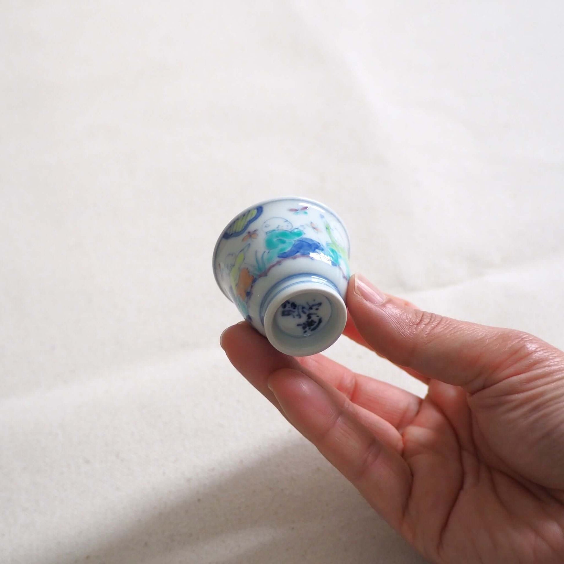 京焼 昭阿弥作 淡彩唐子煎茶杯 手描き唐子文様 伝統工芸 京都陶器　手で持っている