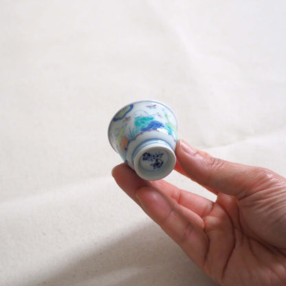 京焼 昭阿弥作 淡彩唐子煎茶杯 手描き唐子文様 伝統工芸 京都陶器　手で持っている