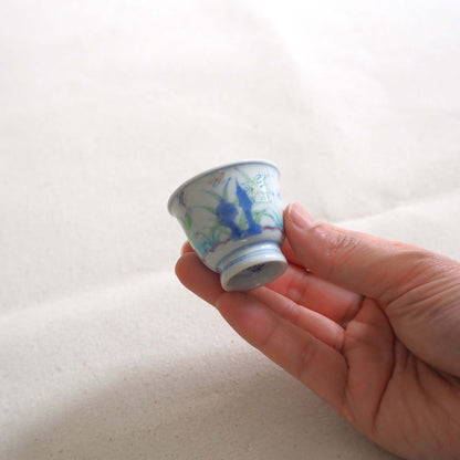 京焼 昭阿弥作 淡彩唐子煎茶杯 手描き唐子文様 伝統工芸 京都陶器　手で持っている