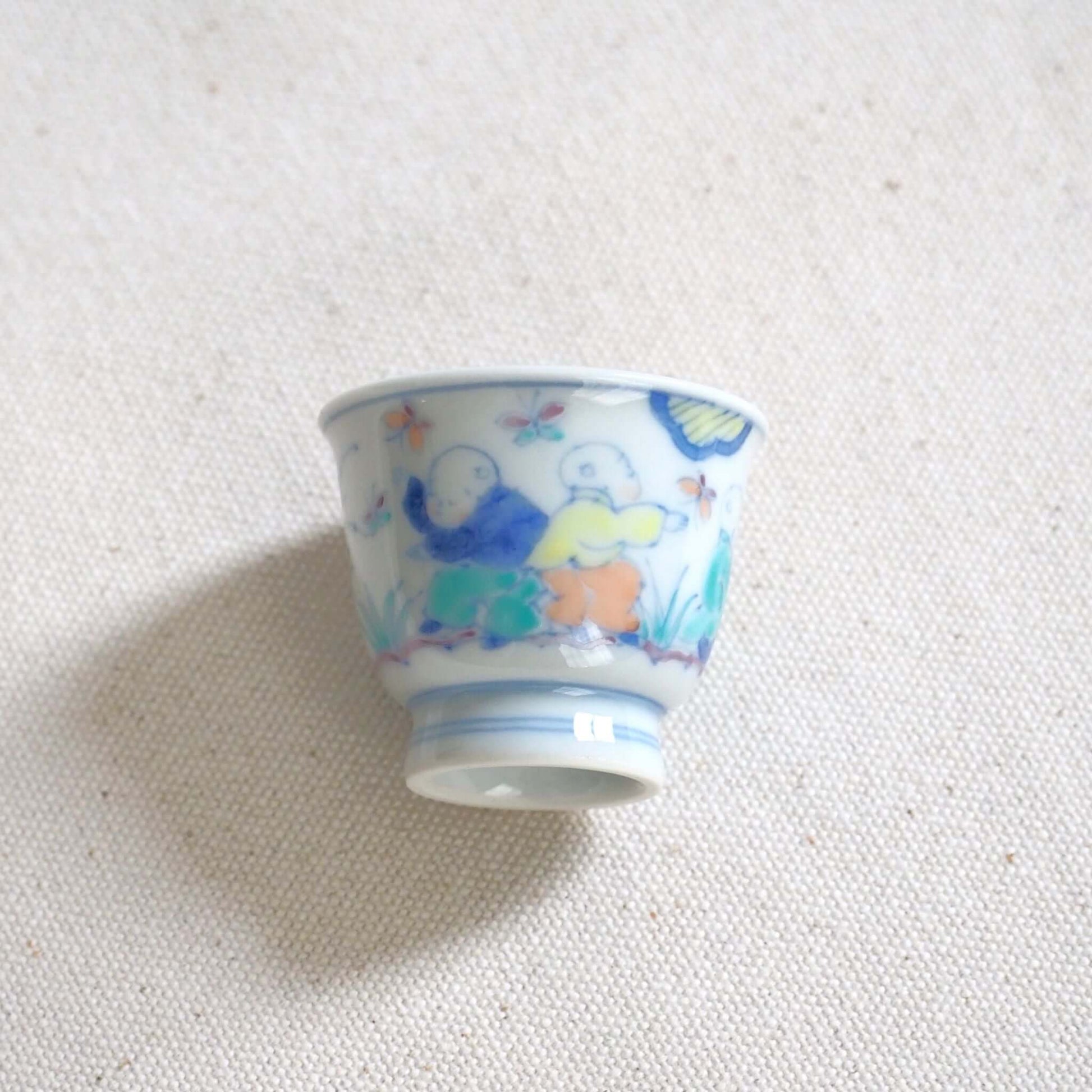 京焼 昭阿弥作 淡彩唐子煎茶杯 手描き唐子文様 伝統工芸 京都陶器　側面から見ている