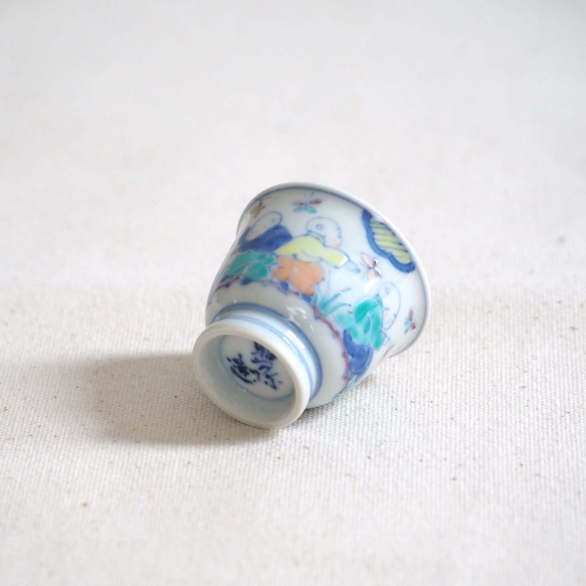 京焼 昭阿弥作 淡彩唐子煎茶杯 手描き唐子文様 伝統工芸 京都陶器　斜め下から見ている