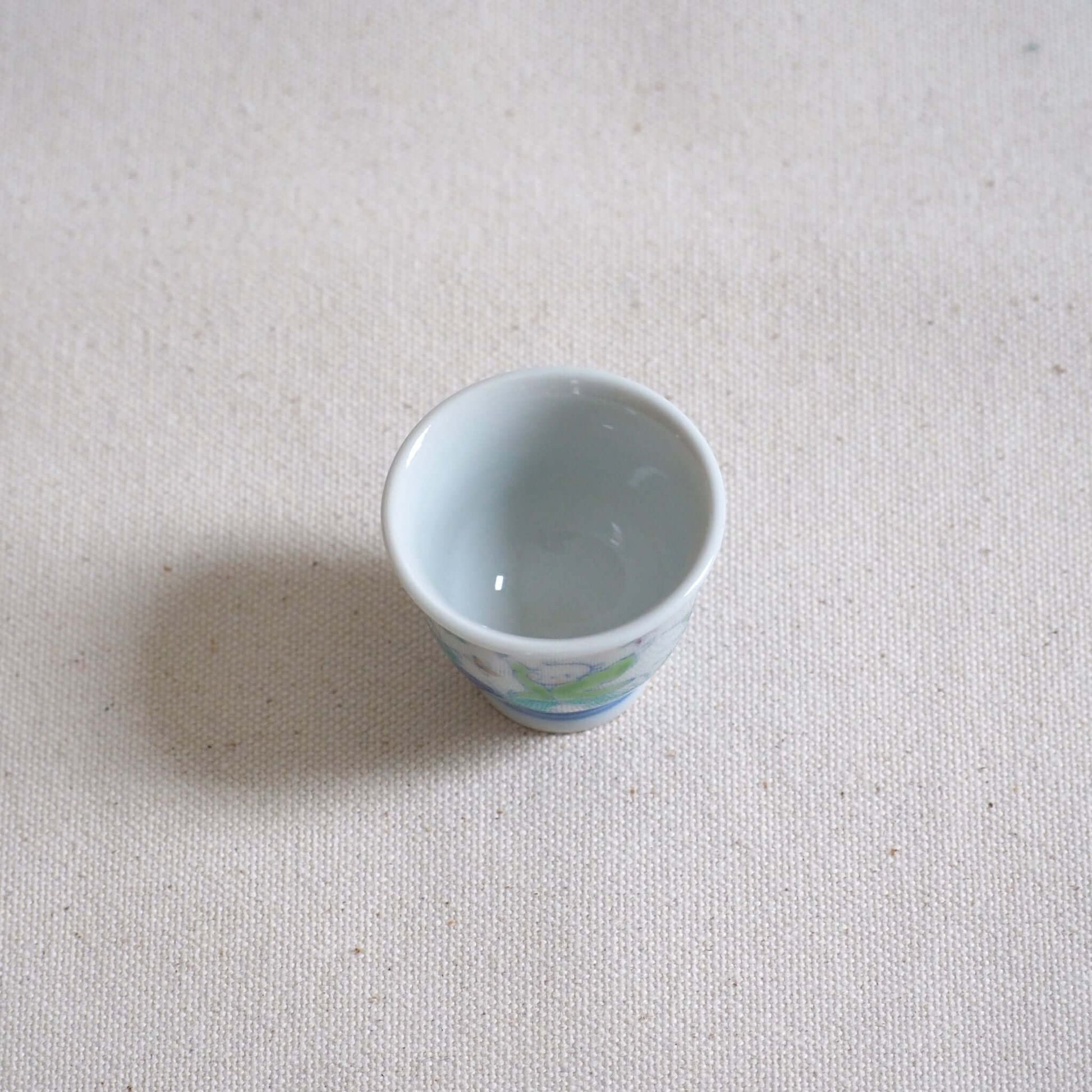 京焼 昭阿弥作 淡彩唐子煎茶杯 手描き唐子文様 伝統工芸 京都陶器　真上から見ている