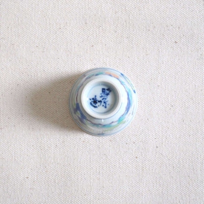 京焼 昭阿弥作 淡彩唐子煎茶杯 手描き唐子文様 伝統工芸 京都陶器　裏返して底を見ている