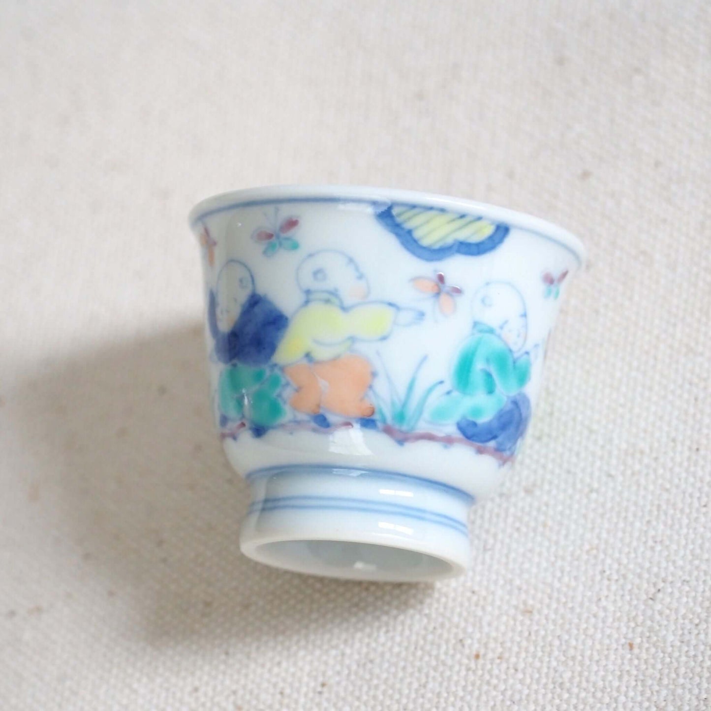 京焼 昭阿弥作 淡彩唐子煎茶杯 手描き唐子文様 伝統工芸 京都陶器　側面から見ている