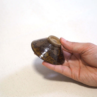 京焼 石雲窯作 飴釉茶杯 手持ちイメージ