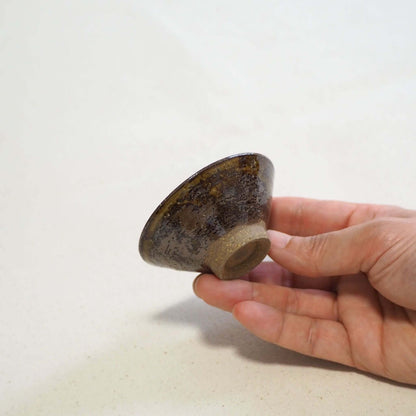 京焼 石雲窯作 飴釉茶杯 手持ちイメージ