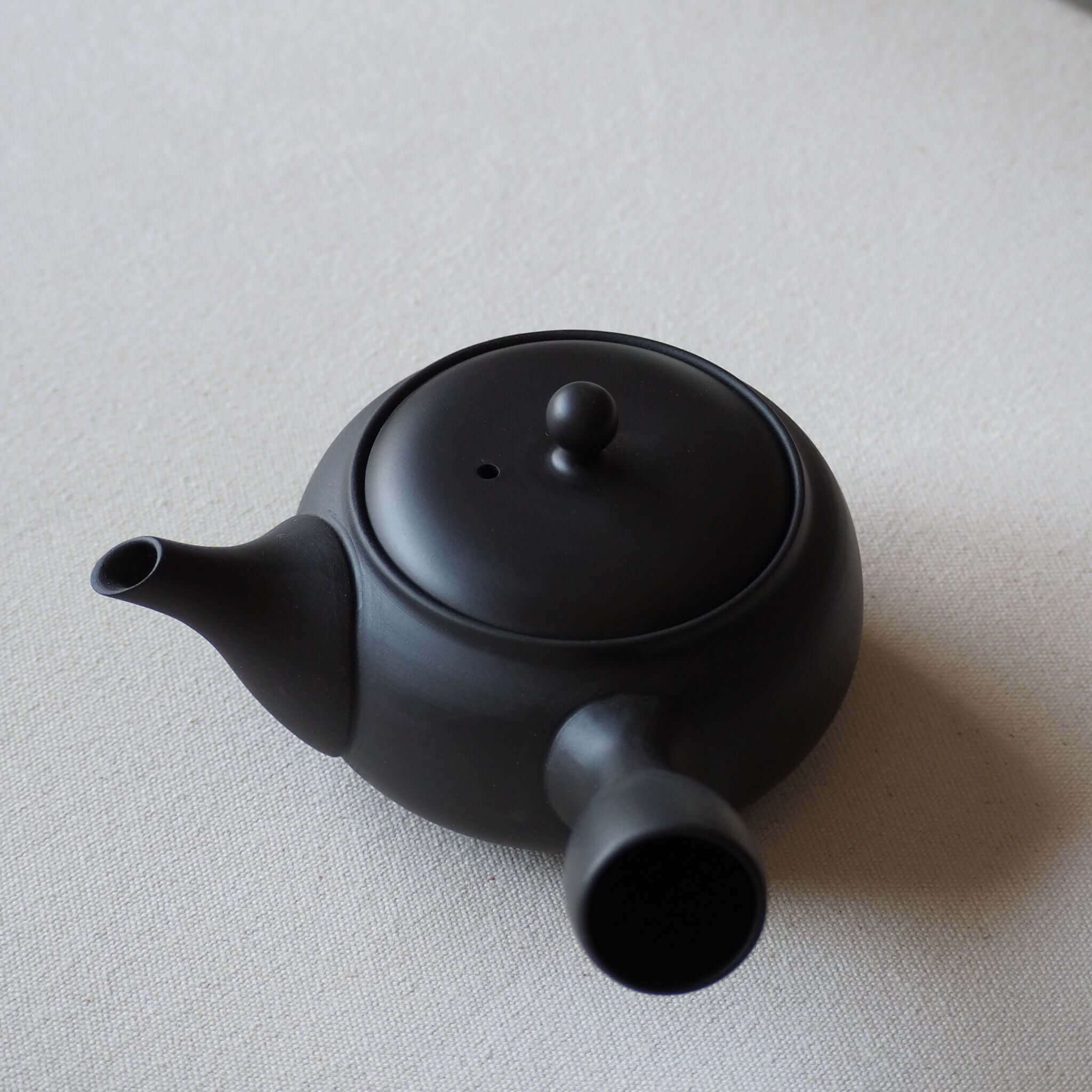 常滑焼 黒平丸急須 人水窯 煎茶・緑茶におすすめ – 煎茶 中国茶 台湾茶 
