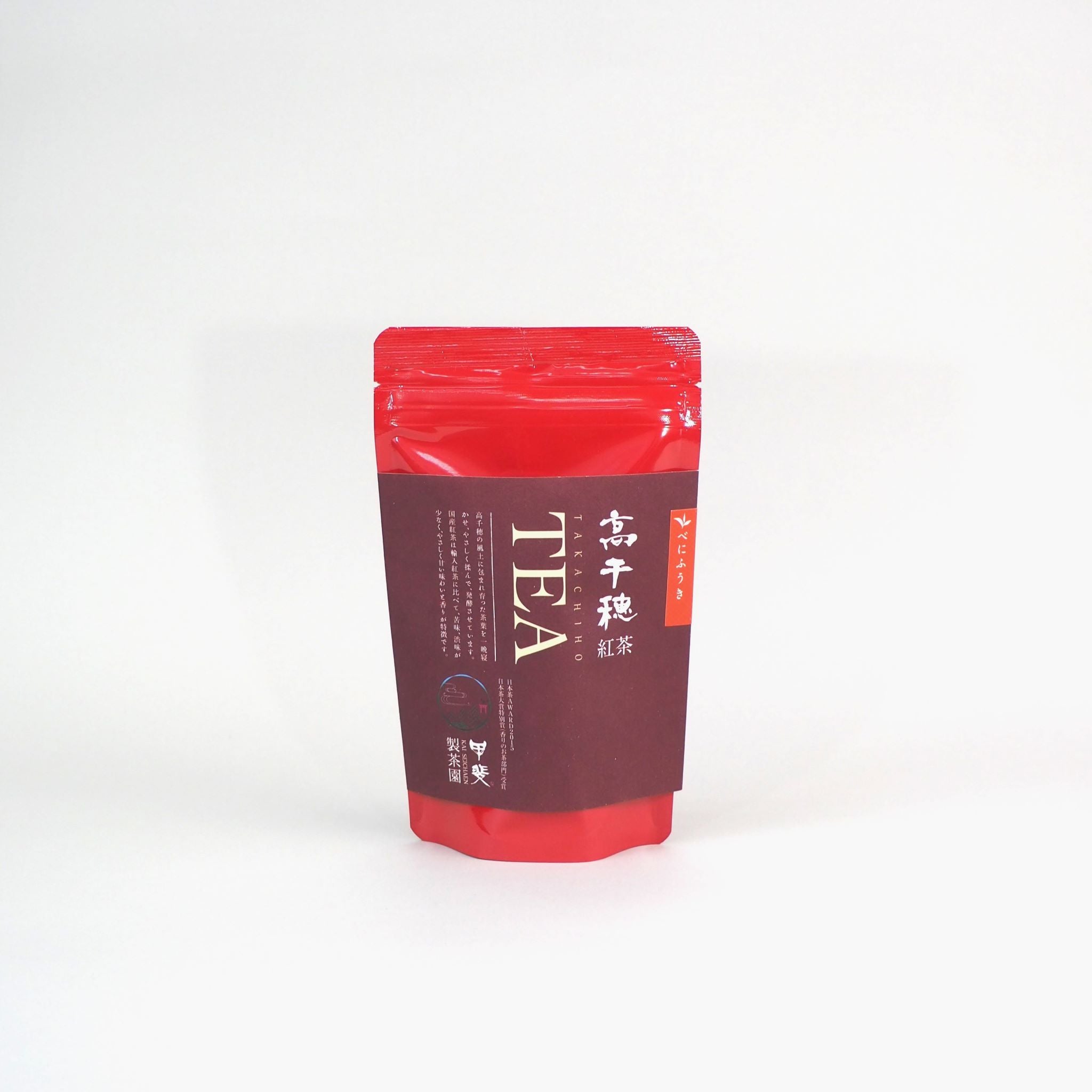 茶葉のパッケージ画像です。赤色のプラスチック袋の外装です。外装中央の紙帯に、「べにふうき　高千穂紅茶」と記載されています。