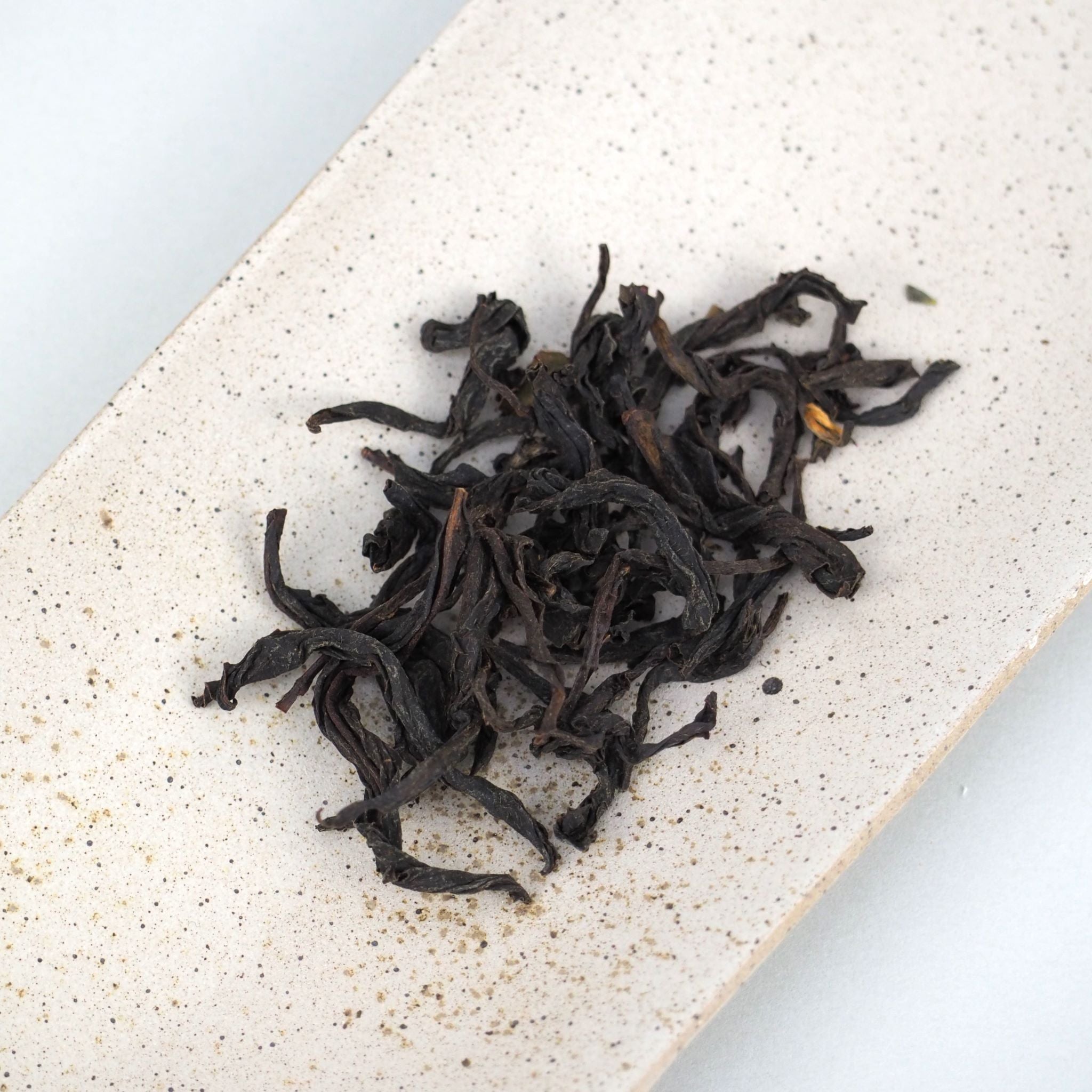 高千穂紅茶べにふうきの茶葉画像です。茶葉は捩れていて、黒に近い暗褐色です。