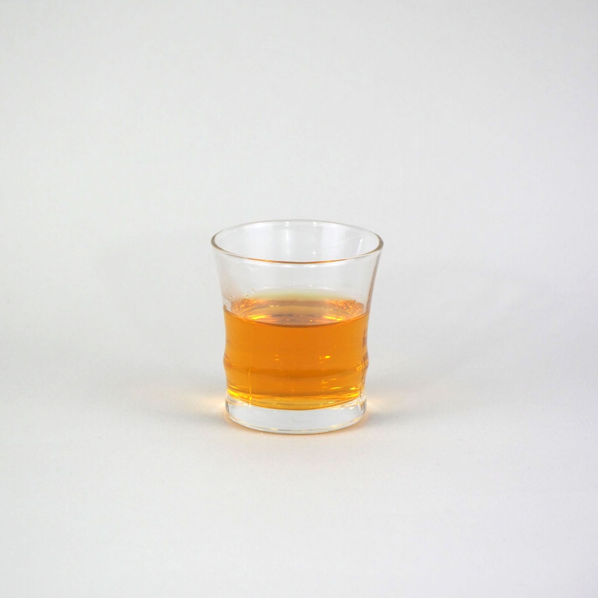 高千穂紅茶べにふうきを、実際に淹れたお茶の色の画像です。透明感がある、明るい茶色です。