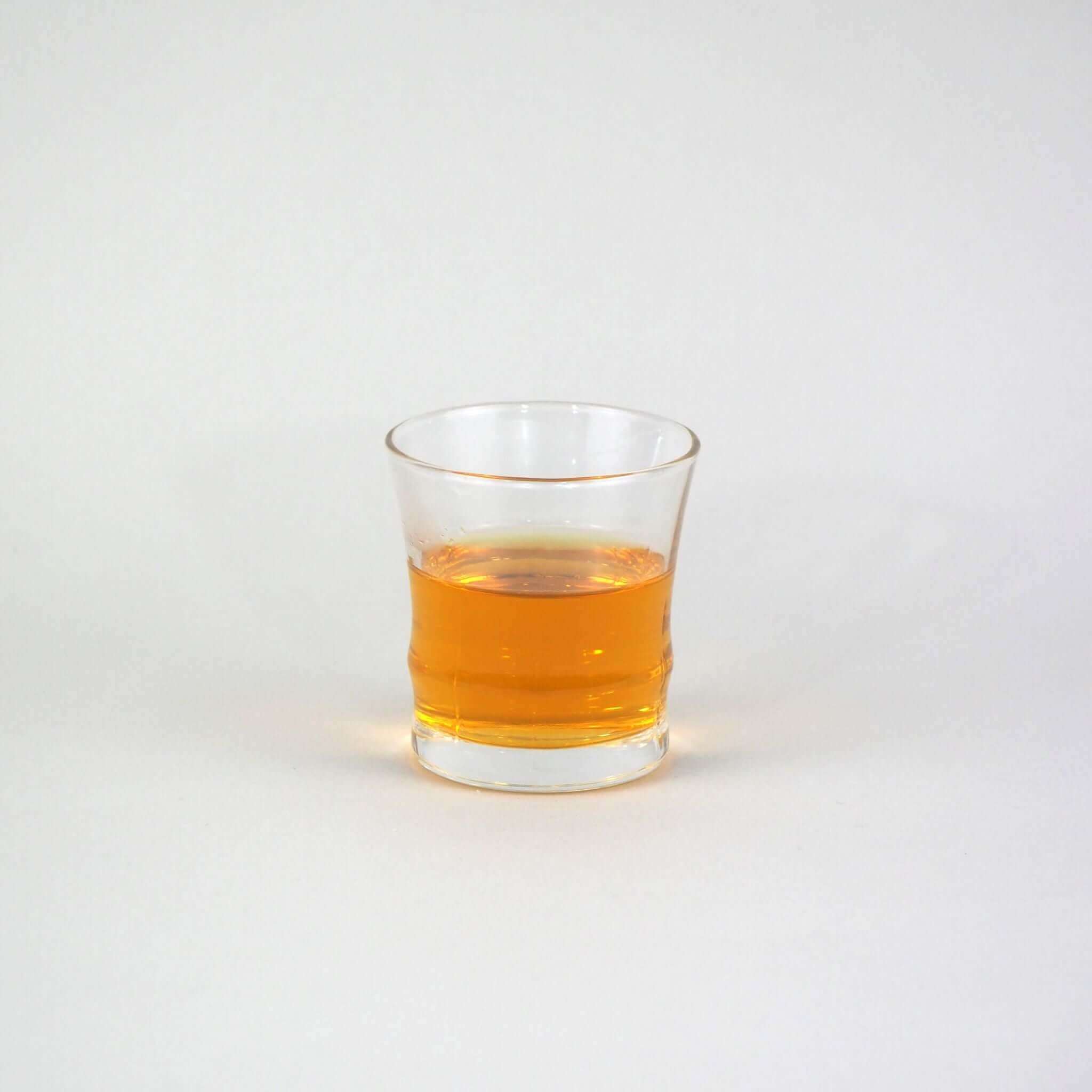 高千穂紅茶べにふうきを、実際に淹れたお茶の色の画像です。透明感がある、明るい茶色です。