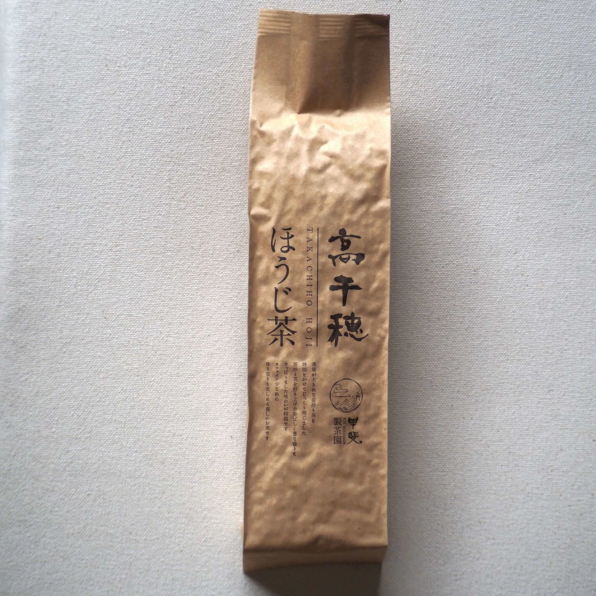 お茶のパッケージ画像です。茶色の袋の中央に、商品名が印字されています。