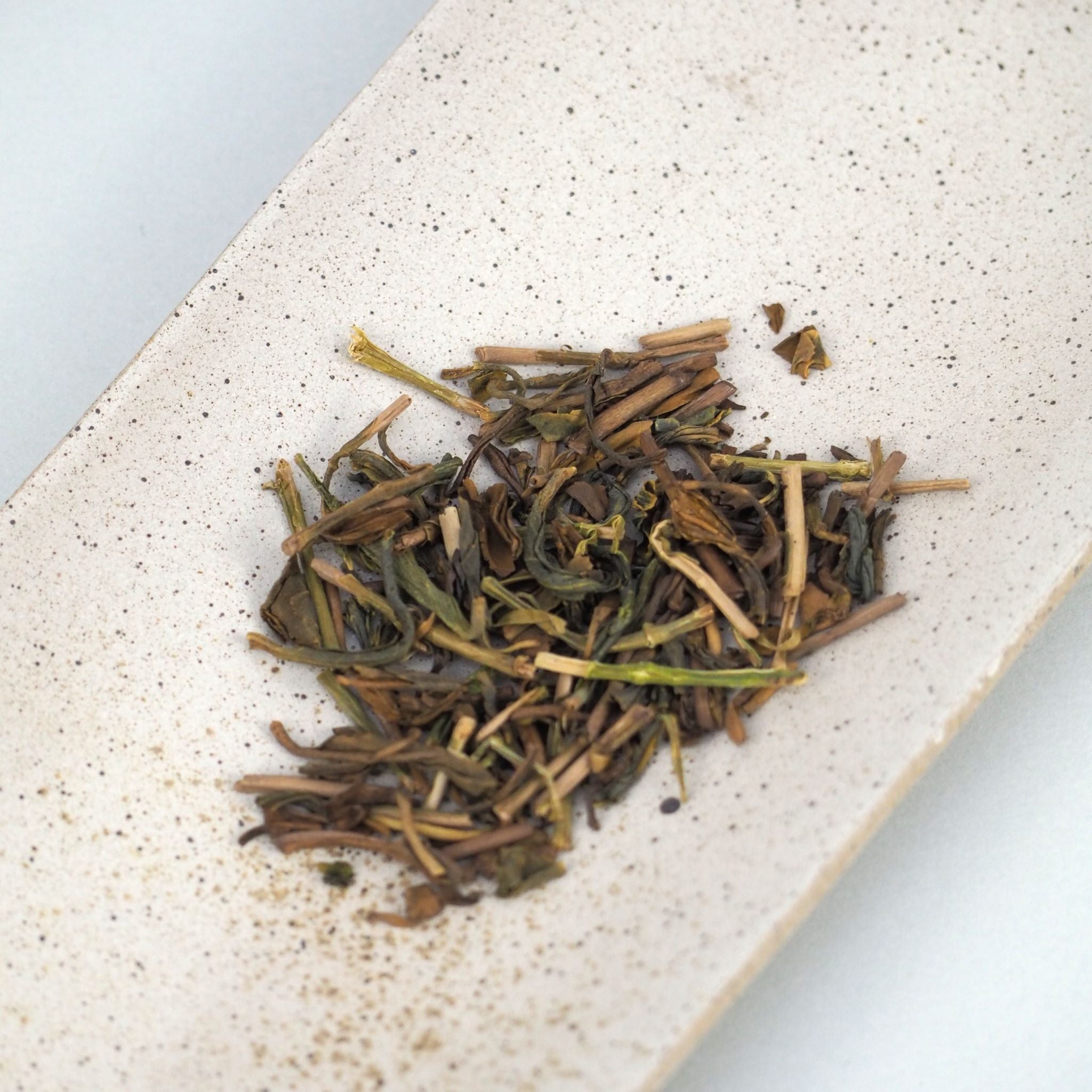 高千穂ほうじ茶の茶葉画像です。茶葉は少し捩れていて、少し濃い緑色や薄茶色です。