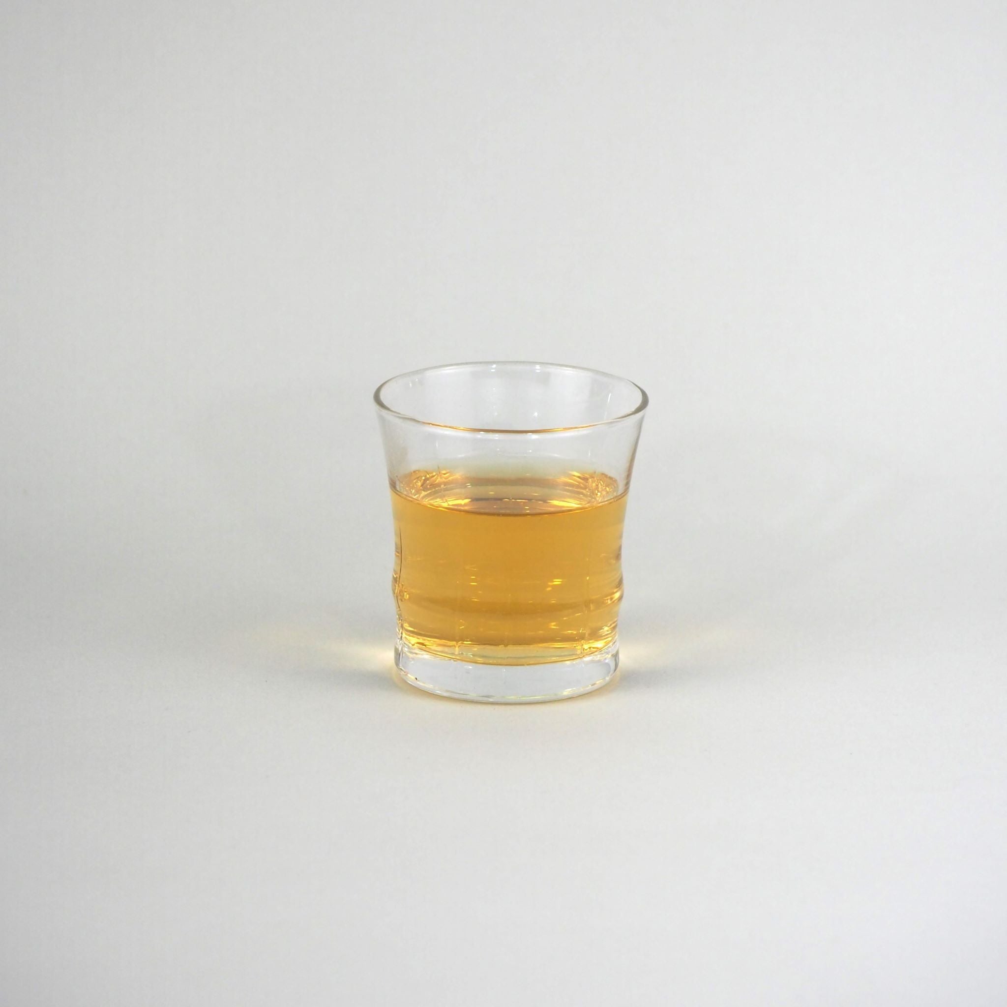 高千穂ほうじ茶を実際に淹れた、お茶の色の画像です。お茶の色は、透明な明るい茶色です。