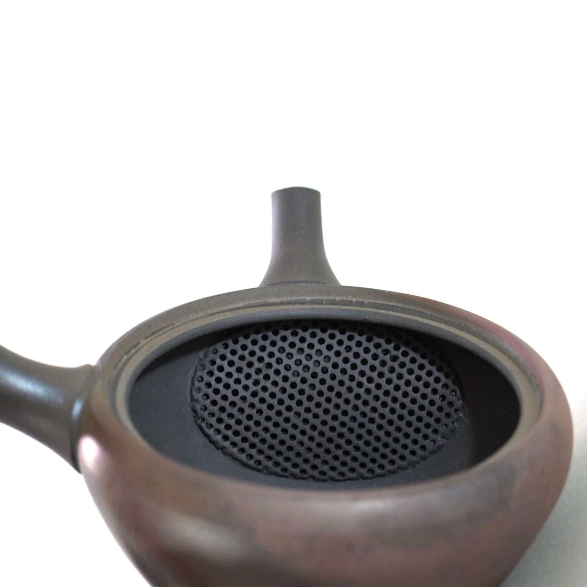 常滑焼玉光陶園の窯変平丸急須の蓋を開け、内側の茶漉しを見ている