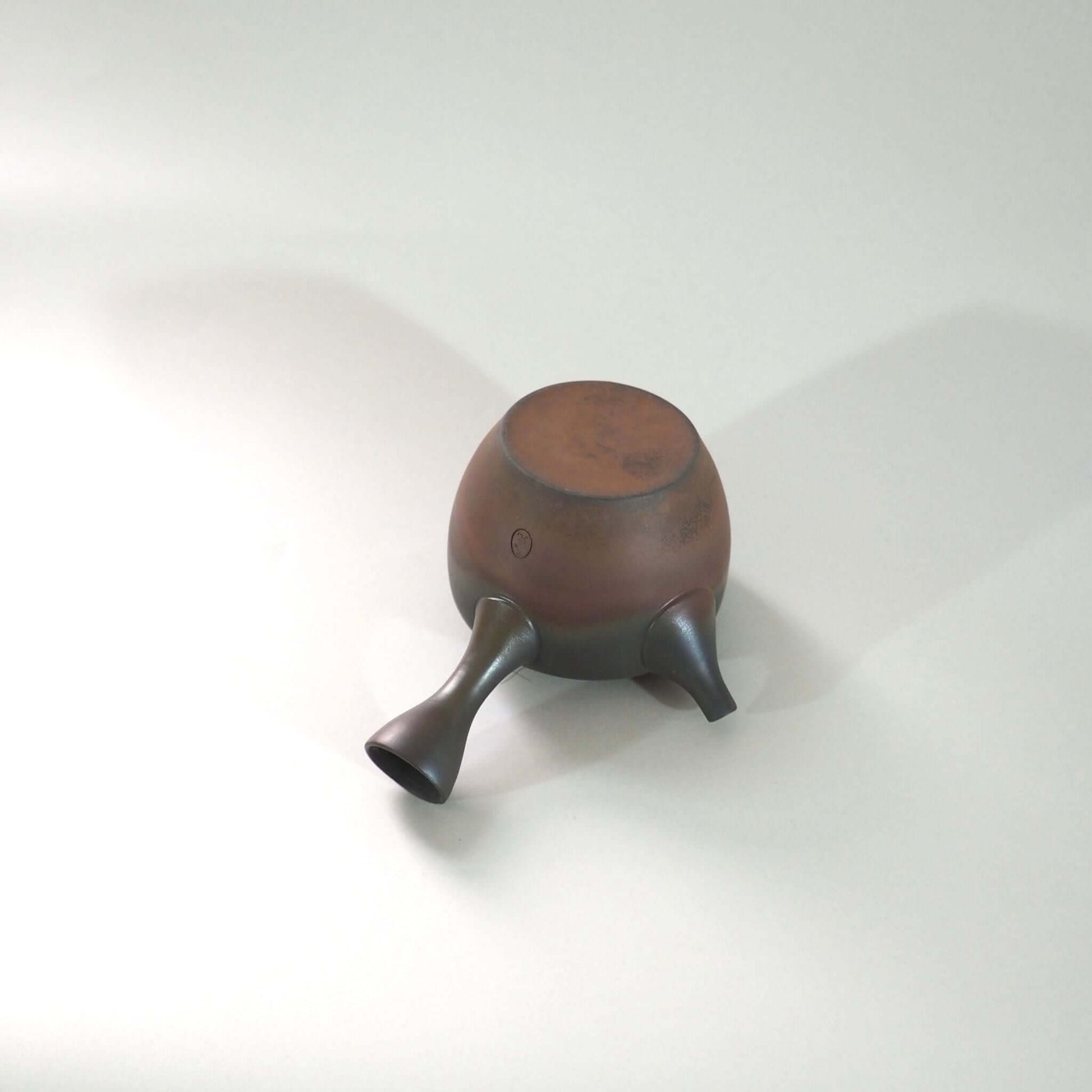 常滑焼玉光陶園の窯変長丸急須を裏返している