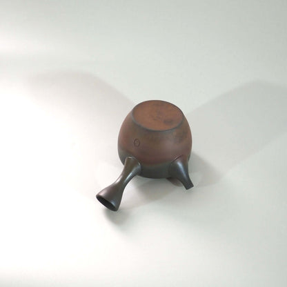 常滑焼玉光陶園の窯変長丸急須を裏返している