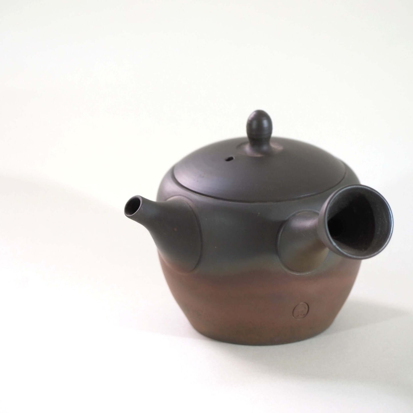 常滑焼玉光陶園の窯変長丸急須の正面画像