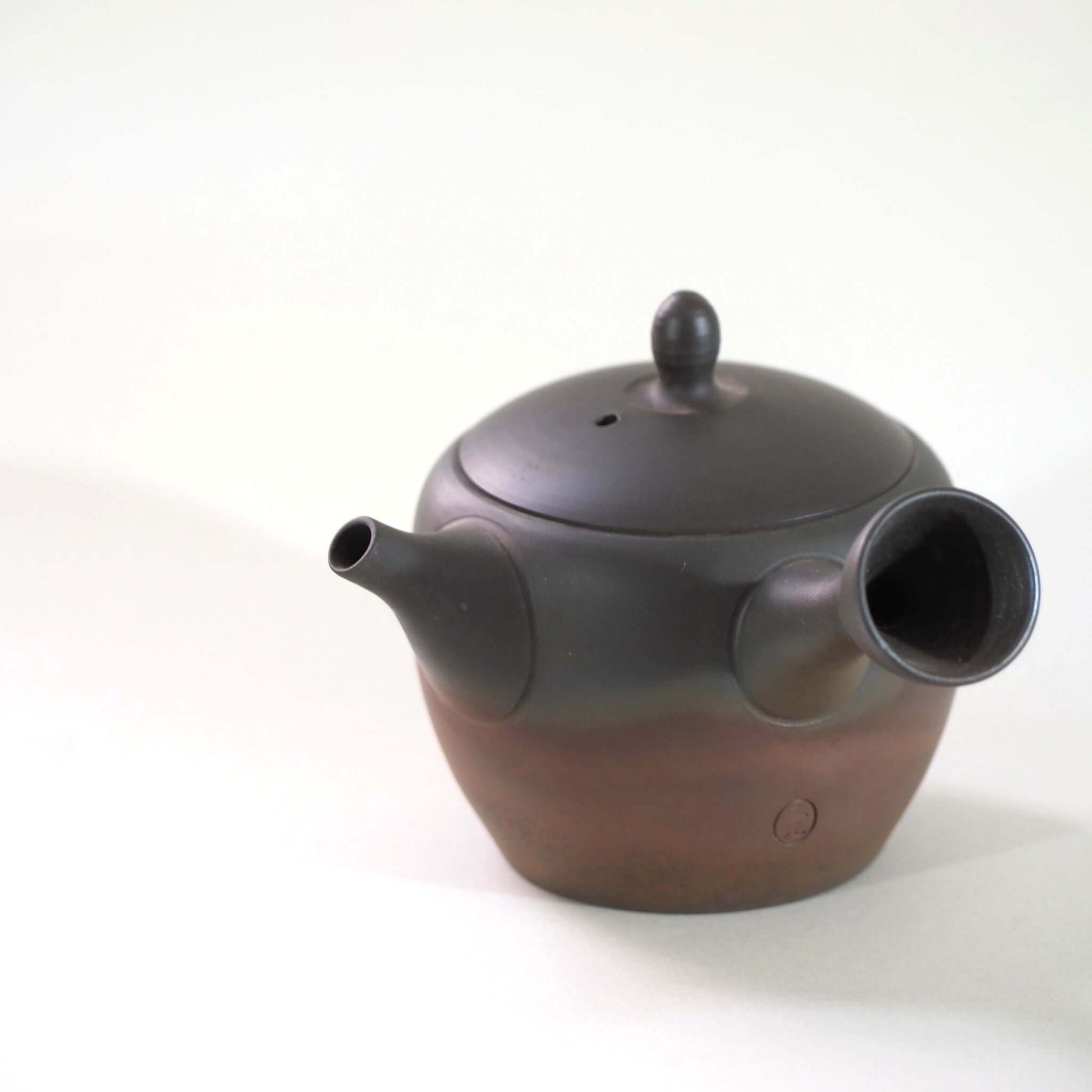 常滑焼玉光陶園の窯変長丸急須の正面画像