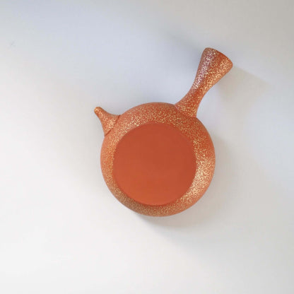 常滑焼玉光陶園の朱泥平丸金たたき急須を裏返し、上方向から見ている