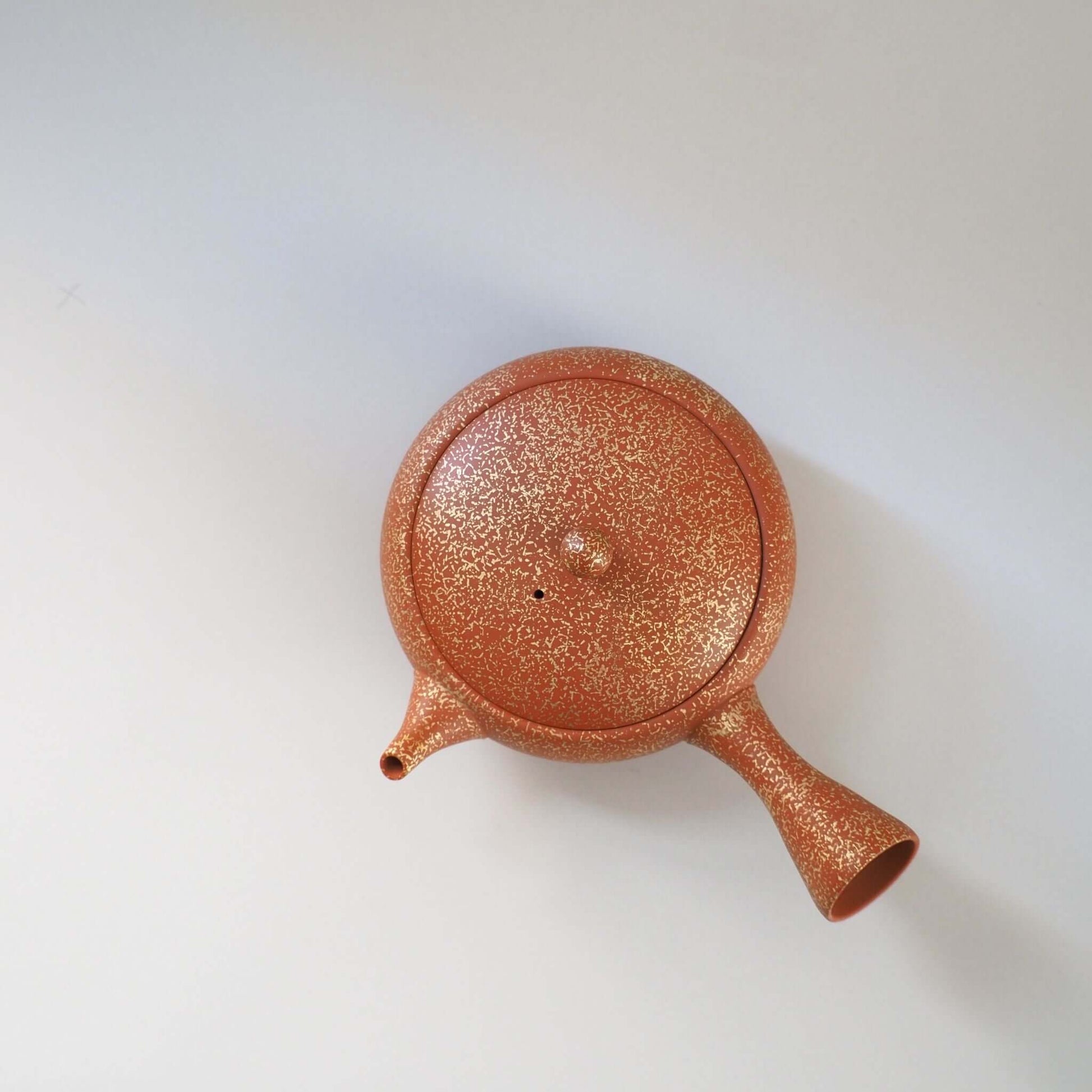 常滑焼玉光陶園の朱泥平丸金たたき急須を上方向から見ている